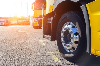 Gün batımında asfaltta bir karavanın krom tekerleği. Modern Avrupa traktörleri ve kargo taşımacılığı kavramı, nakliye şirketi, kopyalama alanı