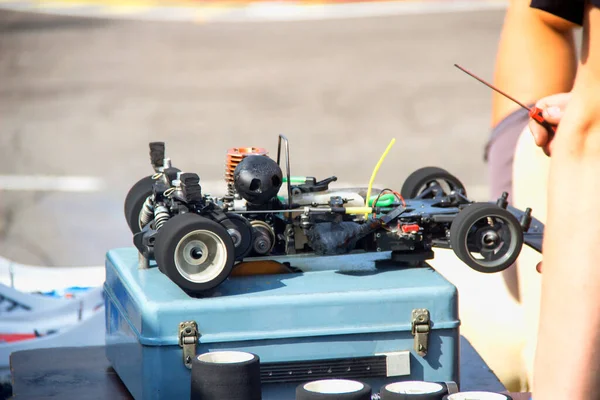 Estableciendo un modelo de auto controlado por radio con un motor de gasolina. Motorsport, campeonato —  Fotos de Stock