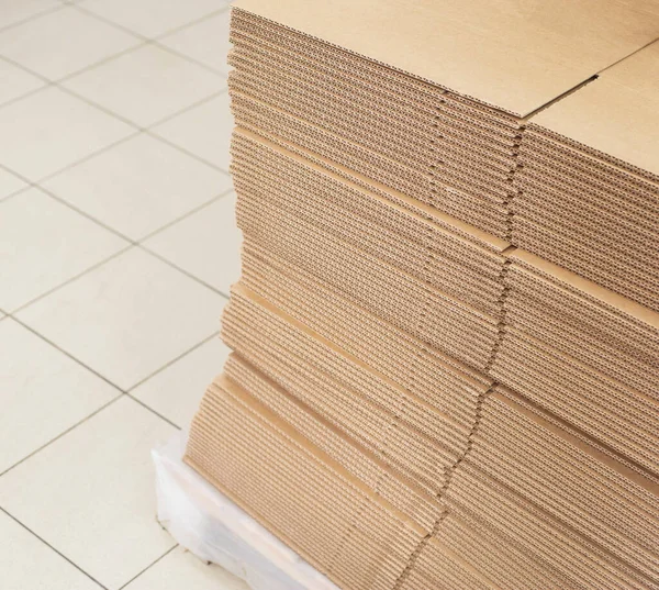 Пачка листов промышленной упаковочной доски. Картонные листы для коробок, копировальных площадей, промышленных, картонных — стоковое фото