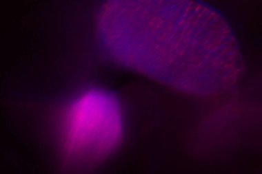 Bulanık mercek parlaması. Odaklanamayan renkli ışıklar. Parlak parlayan noktalar, soyut arkaplan ve doku, kopyalama alanı