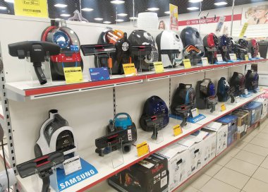 Bobruisk Belarus 19.09.2019: Ev aletleri mağazasında modern elektrikli süpürge satışı