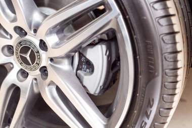 MINSK, BELARUS 21.09.2019: Amblemli güzel modern Mercedes alaşım tekerleği