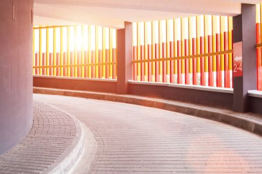 Şehirdeki vida otoparkına giriş yapmış. Modern park, günbatımı, arka plan, inşaat