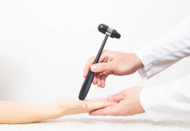 Doktor avucundaki avuç içi çene refleksini kontrol eder. Bitkisel vasküler distoni ve Parkinson hastalıklarının doğrulanması ve tedavisi, fotokopi alanı, deri refleksi