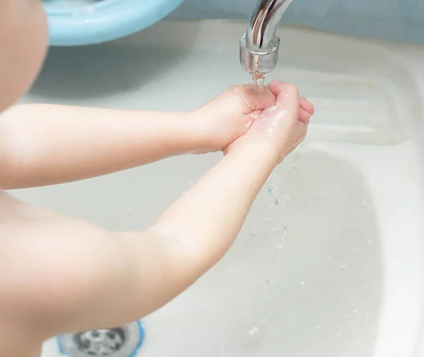 Dziecko Myje Ręce Mydłem Łazience Koncepcja Higieny Czyste Ręce Zakażenie — Zdjęcie stockowe