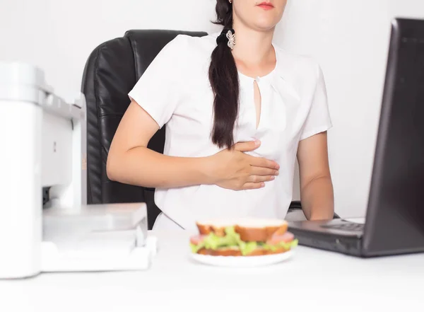 Büroangestellte Neben Der Ein Sandwich Liegt Das Sich Einem Magen — Stockfoto