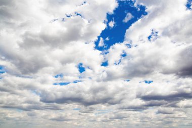 Kümülüs gök gürültüsü, atmosferdeki mavi gökyüzünde. Metin ve harfler için arkaplan, kopyalama alanı, meteoroloji