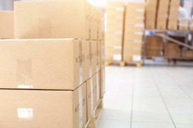 Kendi yapımı olan bir depo. Bir paletin üzerindeki karton kutular. Mal sevkiyatı konsepti bir depodan, lojistikten, sanayiden
