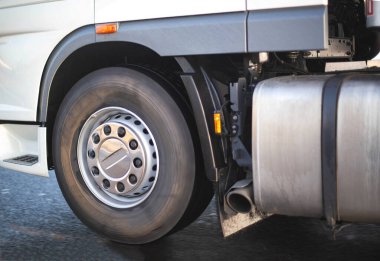 Bir kamyonun dönen tekerleği ve egzoz borusu olan bir yakıt deposu. Yol güvenliği kavramı ve adblue sistemi, Euro 6, ekoloji