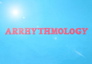 Mavi arka planda kırmızı harflerle aritmoloji. Kalp hastalıklarının tedavisi, aritmi ve tıpla ilgili bölüm konsepti