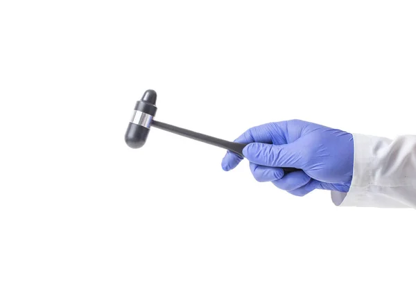 Martillo neurológico en la mano de un médico neurólogo sobre un fondo blanco, aislado, instrumento — Foto de Stock