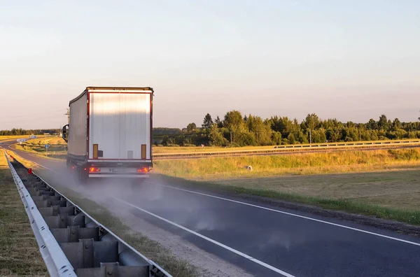 Freinage d'urgence d'un camion chargé sur asphalte sec. Concept de sécurité et distance d'arrêt avec ABS, espace de copie — Photo