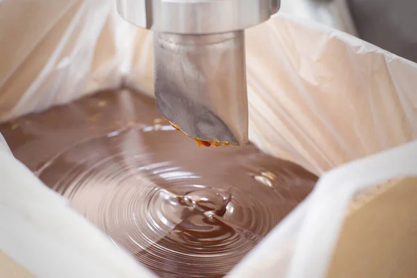 Producción de chocolate caliente para la fabricación de confitería y pasteles, crema — Foto de Stock