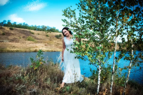 자연에서 아름 다운 여자의 초상화 — 스톡 사진