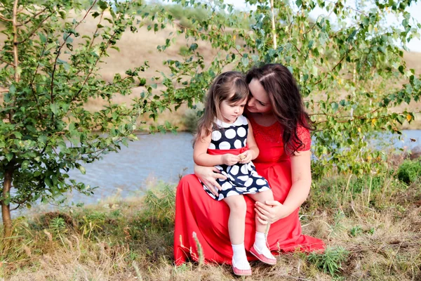 Mère et fille à l'extérieur — Photo