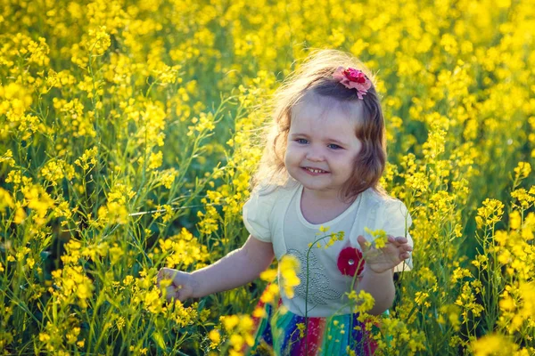Portrait of a beautiful girl among the flowers — Stock Photo, Image
