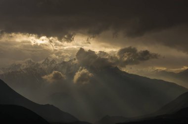 Gün batımından sonra bir fırtına, alt Mustang, Muktinath, Himalayalar