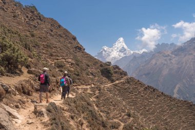 turistler için Everest Ama Dablam, Himalayalar, Nepal arka planı gidin.