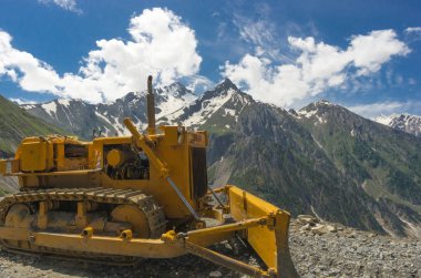 buldozer Himalaya Road, Keşmir, Hindistan