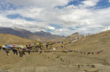 Budist dua bayrakları çerçevede dağlar, Ladakh, Himalayalar, Hindistan