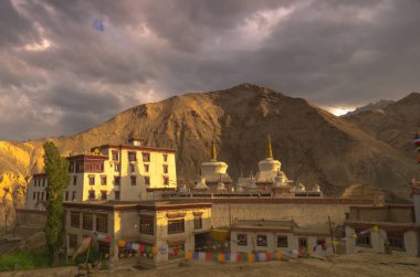 Lamayuru Budist manastır gün batımında, Ladakh, Hindistan