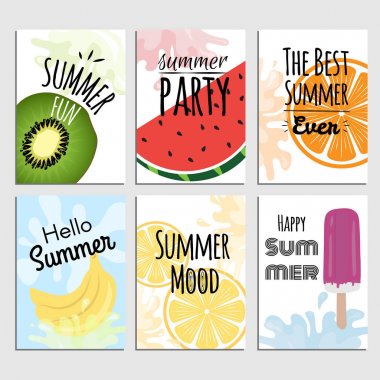 Derma yaz posterleri karpuz, muz, dondurma, limon ve portakal ile ayarlayın. Vektör çizim tipografi ile.