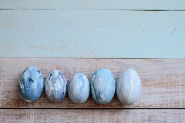 Renkli Paskalya yumurtaları. Arka plan ile Paskalya yumurtaları.