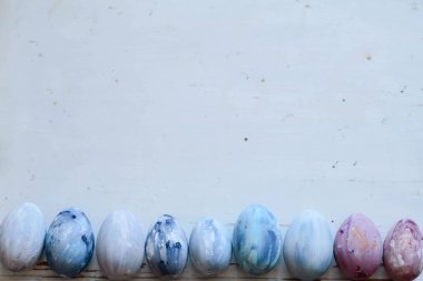Renkli Paskalya yumurtaları. Arka plan ile Paskalya yumurtaları.
