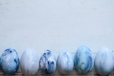 Renkli Paskalya yumurtaları. Arka plan ile Paskalya yumurtaları.