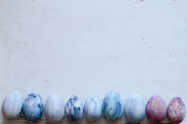 Renkli Paskalya yumurtaları. Arka plan ile Paskalya yumurtaları.