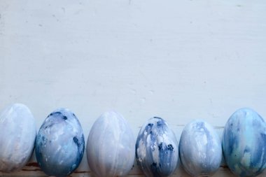 Renkli Paskalya yumurtaları. Arka plan ile Paskalya yumurtaları.