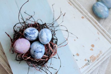 Renkli Paskalya yumurtaları. Arka plan ile Paskalya yumurtaları.