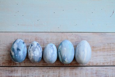 Renkli Paskalya yumurtaları. Arka plan ile Paskalya yumurtaları.