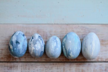 Renkli Paskalya yumurtaları. Arka plan ile Paskalya yumurtaları.