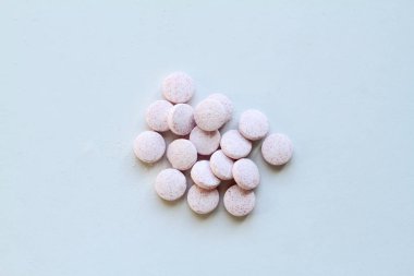 Pembe hap arka plan. Pembe hapları kapatın. Biotin, diyet takviyesi
