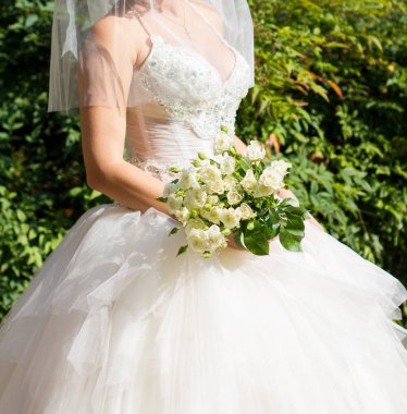 Düğün buketi olan gelin.