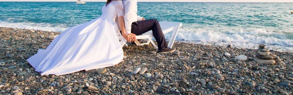 Pareja de boda en una playa junto al mar — Foto de Stock