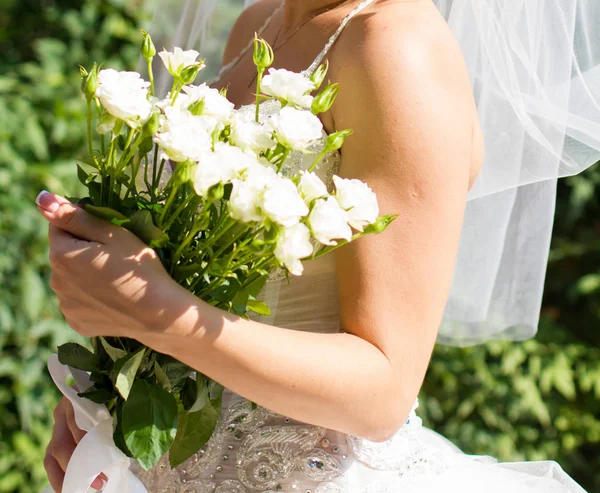 Braut Hält Hochzeitsstrauß Mit Rosen — Stockfoto
