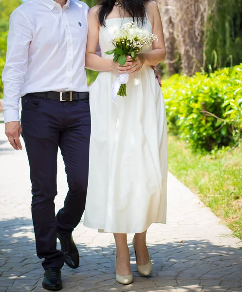 幸福的新娘和新郎在婚礼上的走在公园 — 图库照片
