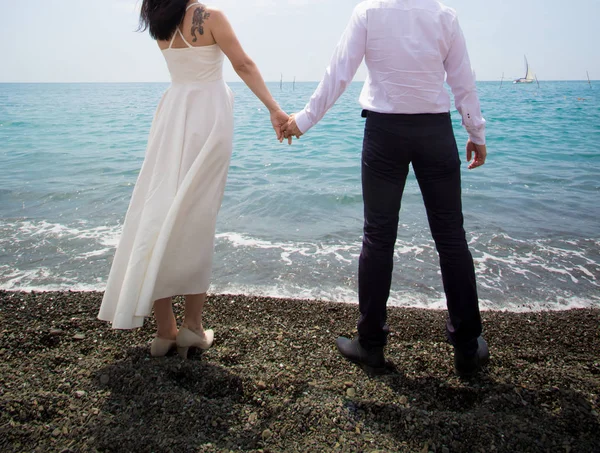 Свадебная пара на пляже у моря — стоковое фото