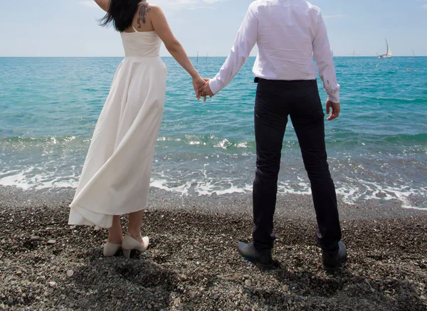 Pareja de boda en una playa junto al mar — Foto de Stock