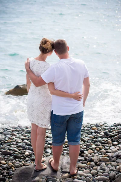 Junges Paar Umarmt Sich Strand — Stockfoto