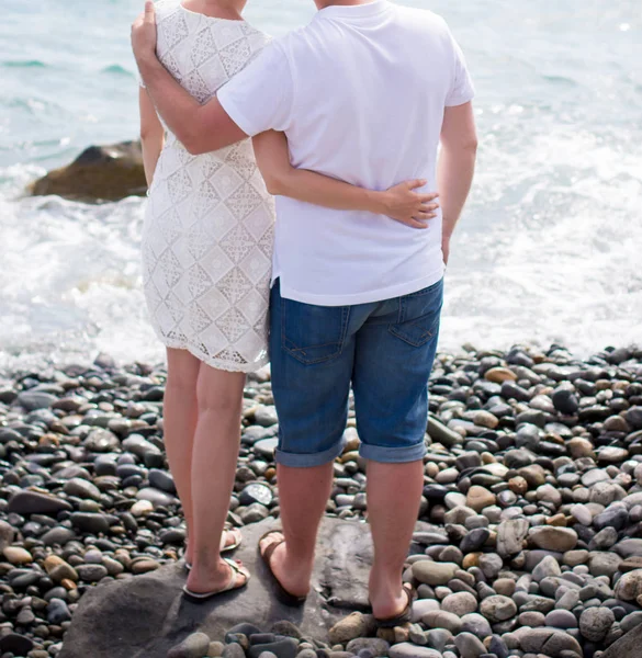 年轻的夫妇在沙滩上拥抱 — 图库照片