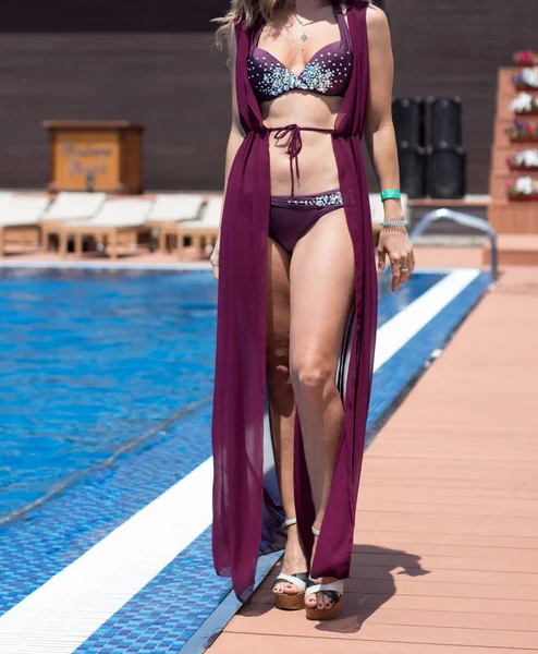 Girl in a bikini by beach resort swimming pool. — Stock Photo, Image