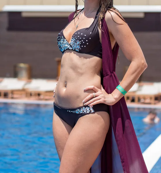 Girl in a bikini by beach resort swimming pool — Stock Photo, Image
