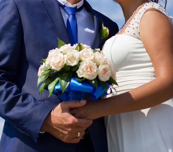 Sposa e sposo tenendo bouquet da sposa — Foto Stock