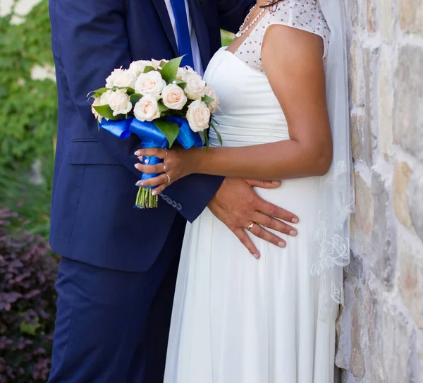 Noiva e noivo segurando buquê de casamento — Fotografia de Stock