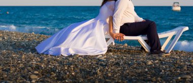 Deniz kenarında bir sahilde Düğün çifti