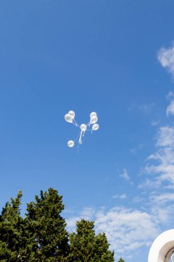 Beyaz balonlar gökyüzünde.