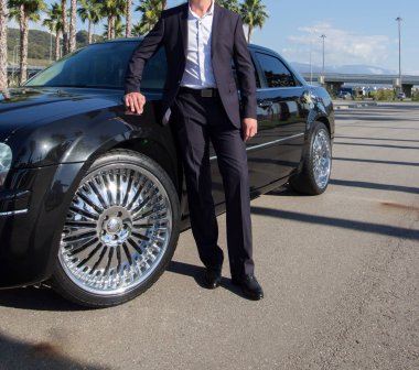 Arabanın yakınında damat